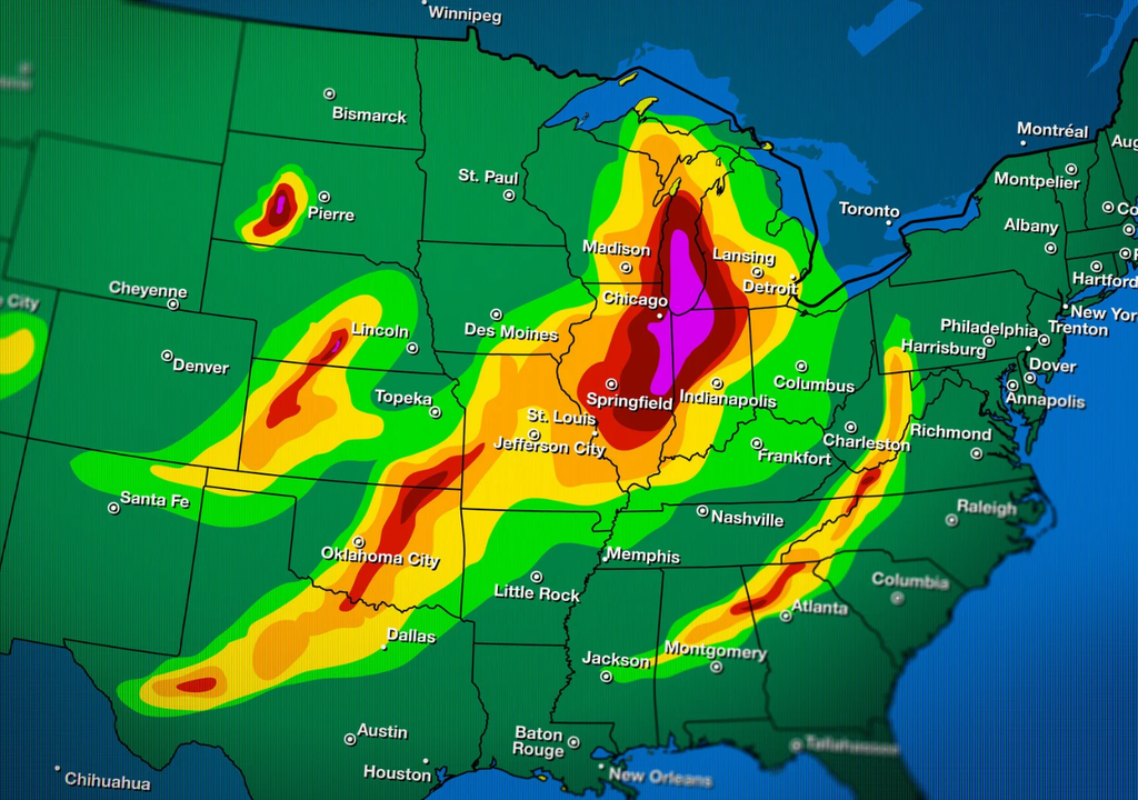Mapa meteorológico de Estados Unidos que muestra distintos núcleos de precipitación mediante una escala de colores. Los tonos verdes representan ecos de menor reflectividad, mientras que amarillos, naranjas, rojos y violetas indican señales progresivamente más intensas.