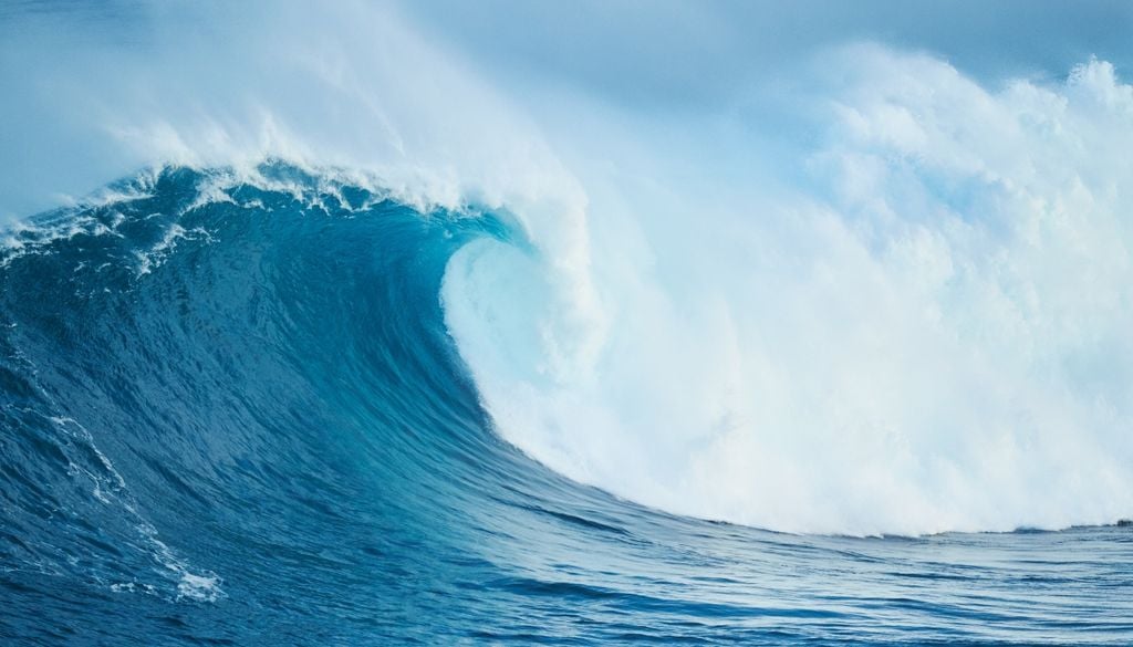 tsunami Si bien las tormentas técnicamente no producen tsunamis, pueden generar fenómenos con efectos similares.
