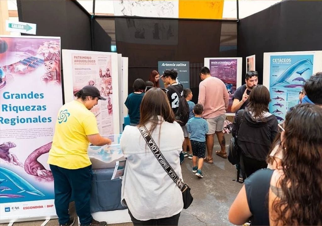 Puerto de Ideas Antofagasta Este año, el festival Puerto de Ideas volverá a Antofagasta entre el 23 y el 26 de abril para recordarnos que la curiosidad también puede ser un acto colectivo. Crédito imagen: Festival Puerto de Ideas Antofagasta.