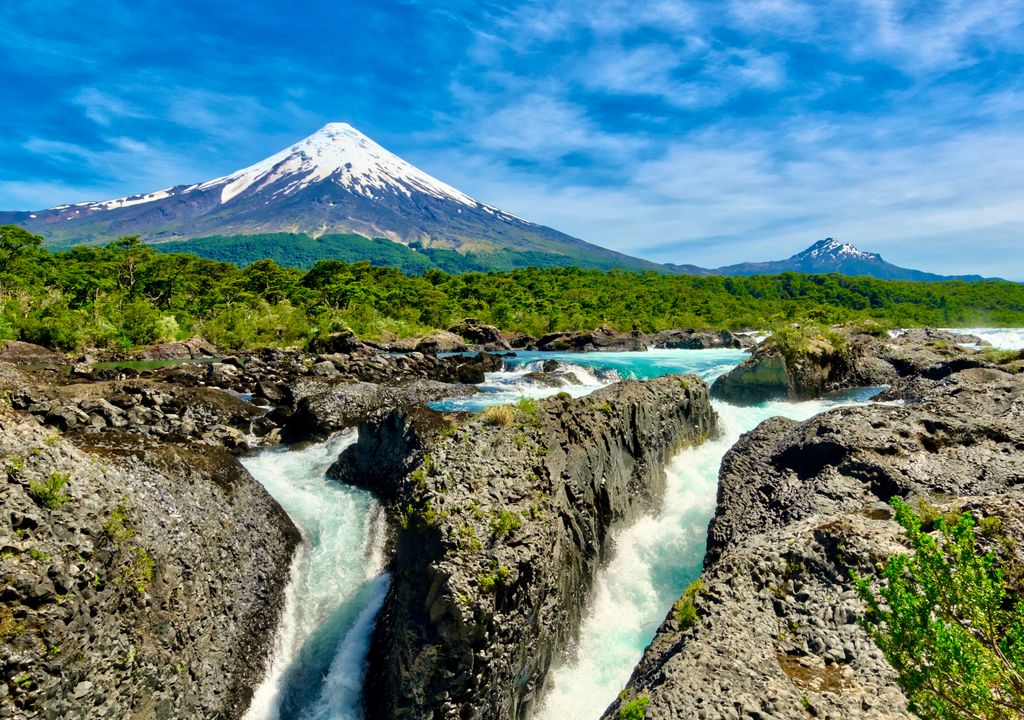 Saltos del Petrohué, Parque Nacional Vicente Pérez Rosales. Saltos del Petrohué, Parque Nacional Vicente Pérez Rosales.