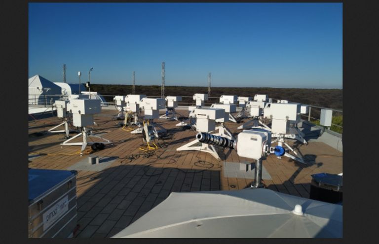 Panorámica de los 20 instrumentos que participan en la XIV campaña midiendo en la terraza de la Estación de sondeos Atmosféricos de 'El Arenosillo', Huelva, procedentes de Canadá (2), Holanda (1), Reino Unido (3), Suiza (1), Japón(1), Grecia (1), Dinamarca (2), Argelia (1) y España (7) Panorámica de los 20 instrumentos que participan en la XIV campaña midiendo en la terraza de la Estación de sondeos Atmosféricos de 'El Arenosillo', Huelva, procedentes de Canadá (2), Holanda (1), Reino Unido (3), Suiza (1), Japón(1), Grecia (1), Dinamarca (2), Argelia (1) y España (7)