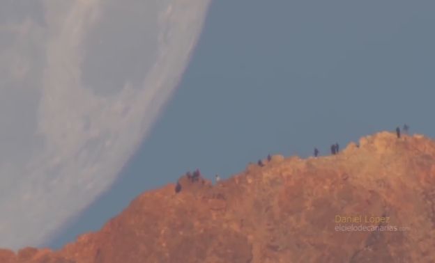 Puesta De La Luna Detrás Del Volcán Teide