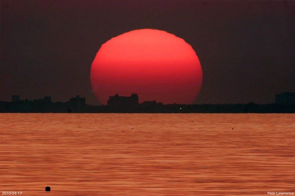 Puesta del sol en un mar de oro Crédito de imagen; Copyright: Pete Lawrence (Digital-Astronomy)