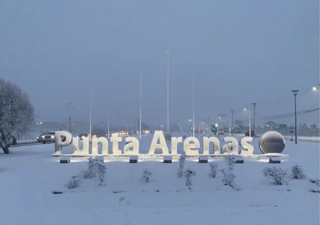 Imagen de la palabra Punta Arenas en un fondo nevado