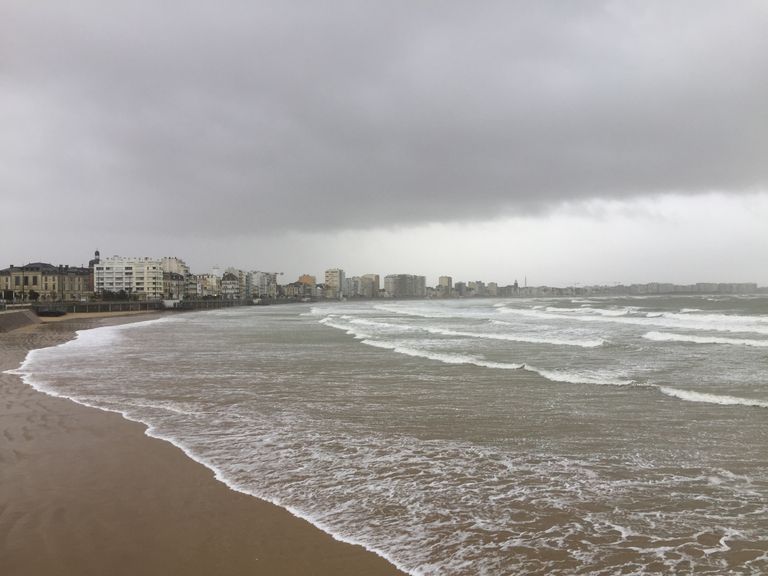 Les nuages et la pluie dominent souvent à cette période de l'année, en particulier lors des situations de flux océaniques. Les nuages et la pluie dominent souvent à cette période de l'année, en particulier lors des situations de flux océaniques.
