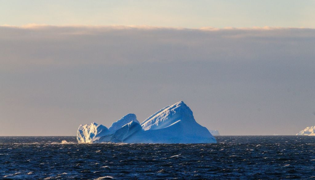 île Iceberg Antarctique Océan Mer Weddell L"île sans nom mesure 130 m de long sur 50 m de large.