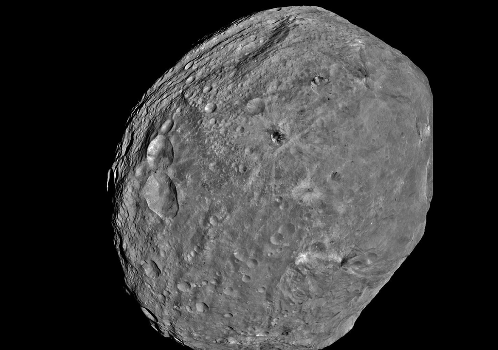 Asteroide Vesta é o segundo maior asteroide do cinturão de Asteroides e já foi até classificado como protoplaneta em 2012. Crédito: NASA