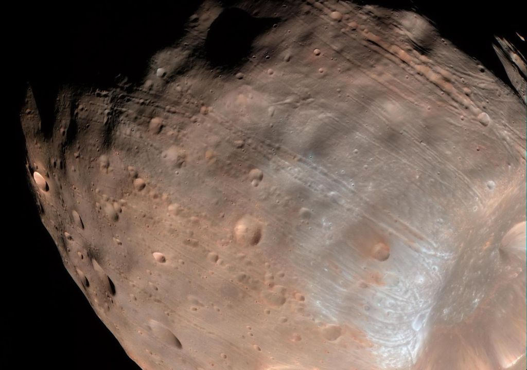A maior lua de Marte: Fobos