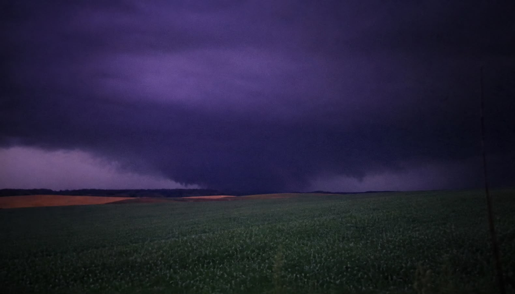Tornados podem causar gerar danos devastadores. Entenda por que é possível identificar áreas com potencial para desenvolvimento, mas sua previsão é tão difícil. Na foto, um tornado em Campo Erê/SC, em 30/08/2026. Créditos: Maycon Zanata. Embora seja possível identificar condições favoráveis à sua formação, a previsão de tornados enfrenta sérias limitações. Na foto, um tornado em Campo Erê/SC, em 30/08/2026. Créditos: Maycon Zanata, caçador de tempestades.