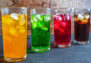 Qual refrigerante tem mais açúcar? Uma marca brasileira está no top 1; veja como a bebida afeta sua saúde