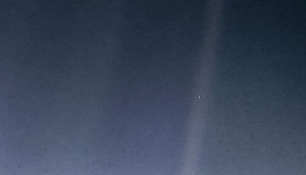 Il celebre "puntino azzurro" (Pale Blue Dot). È la foto della Terra scattata nel 1990 da Voyager 1 da 6 miliardi di km di distanza. In proposito, nel 1994, Carl Segan scrisse: "Da questo distante punto di osservazione, la Terra può non sembrare di particolare interesse. Ma per noi, è diverso. Guardate ancora quel punto. È lì. È casa. Siamo noi. Su di esso tutti coloro che amate, tutti coloro che conoscete, tutti coloro di cui avete mai sentito parlare, ogni essere umano che sia mai esistito, hanno vissuto la propria vita." Credit NASA
