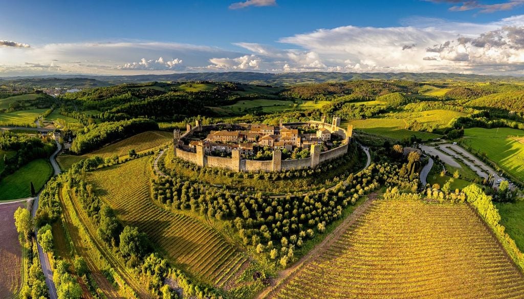 borghi più belli Toscana L'inconfondibile cinta di mura che incorona la collina di Monteriggioni
