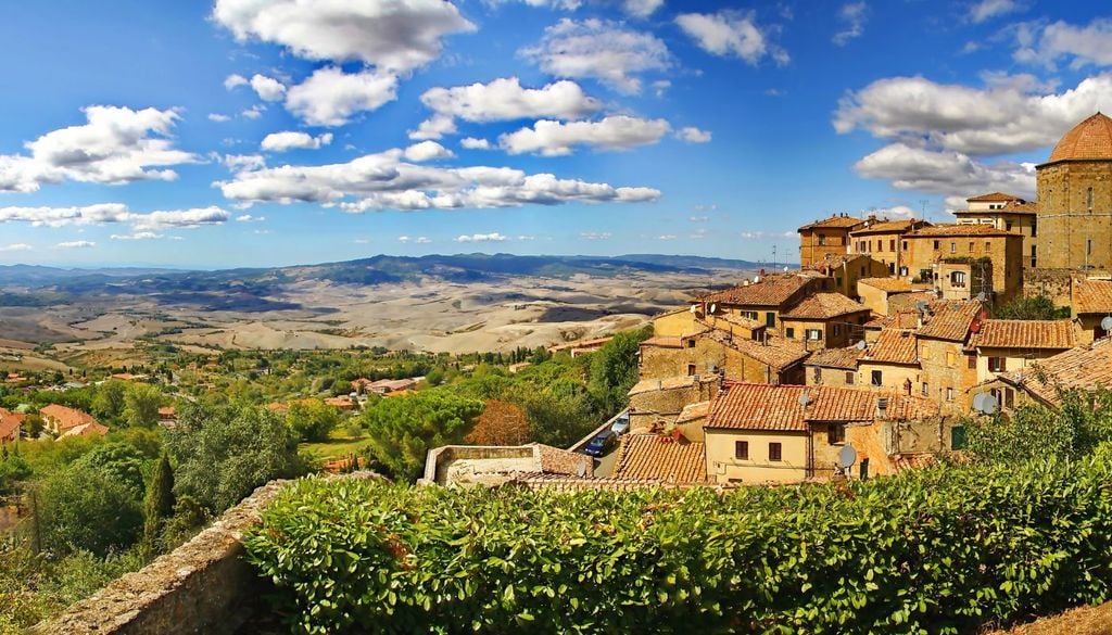 Borghi Toscana - Volterra Volterra che si affaccia sulla campagna pisana