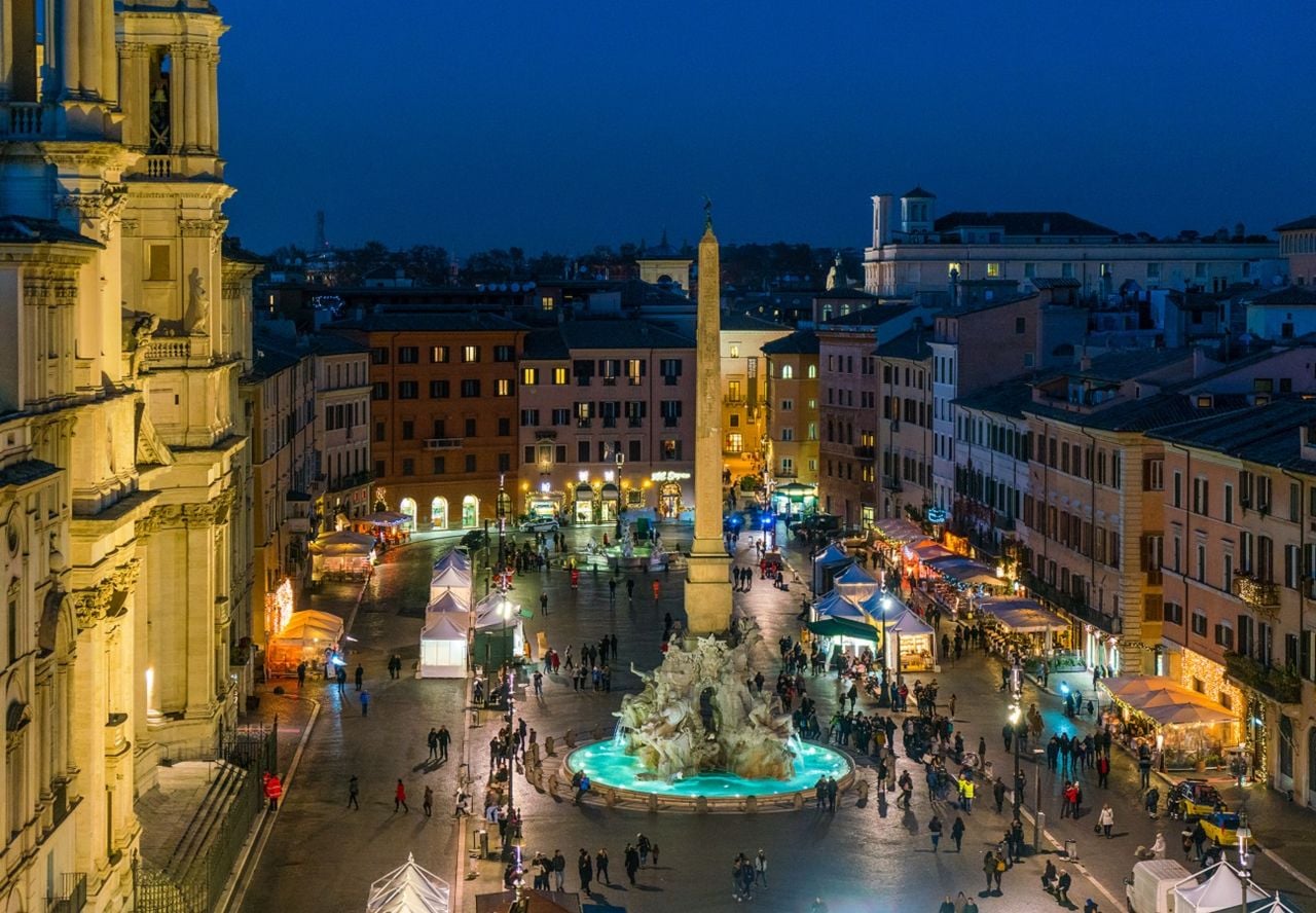 Una vista notturna di Piazza Navona, a Roma.