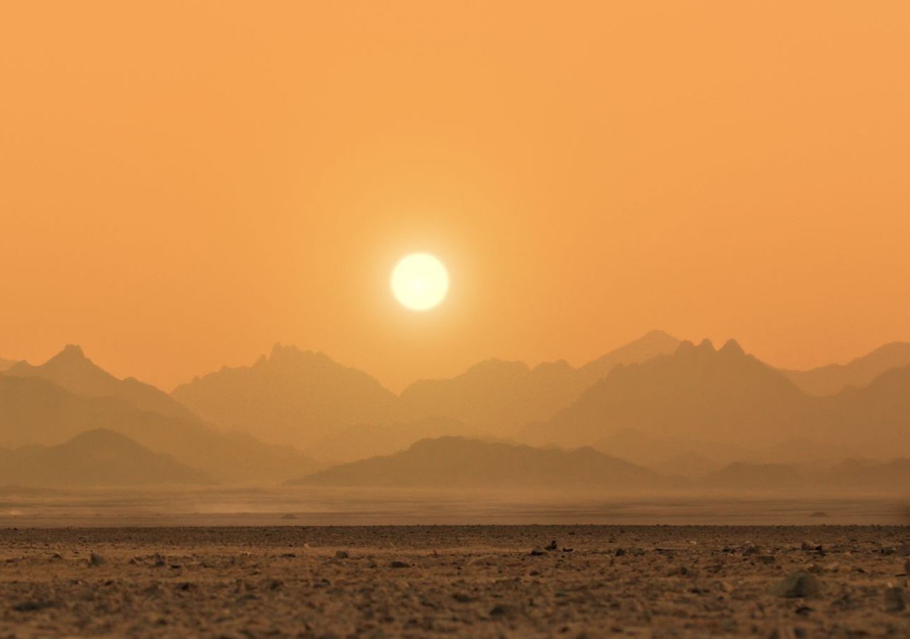 Il vento di Scirocco si origina nell'arido deserto del Sahara, uno dei più grandi deserti della Terra.