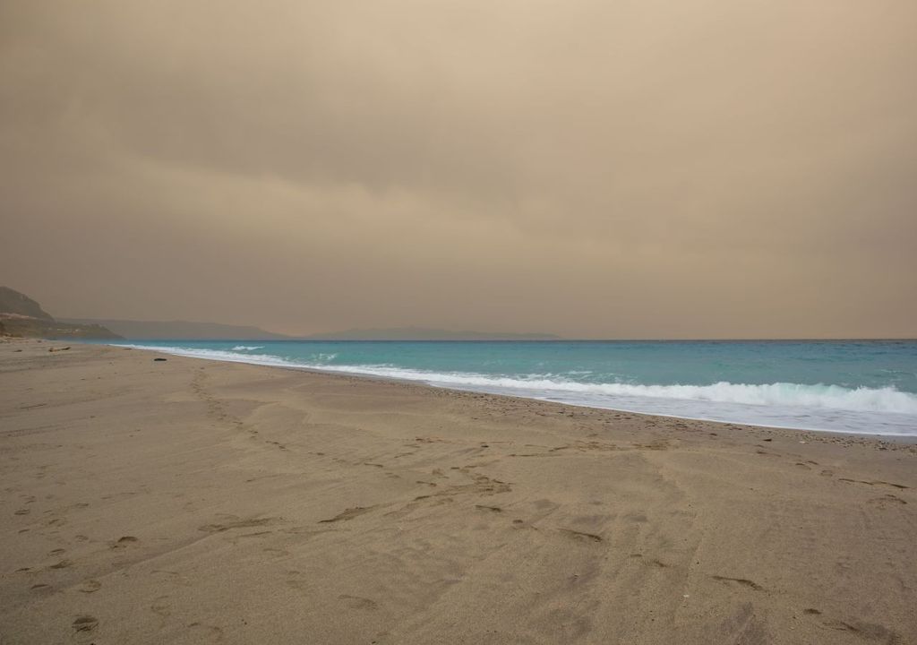Il classico cielo coperto dalla polvere desertica sahariana trasportata dal vento di Scirocco che raggiunge il Mediterraneo.