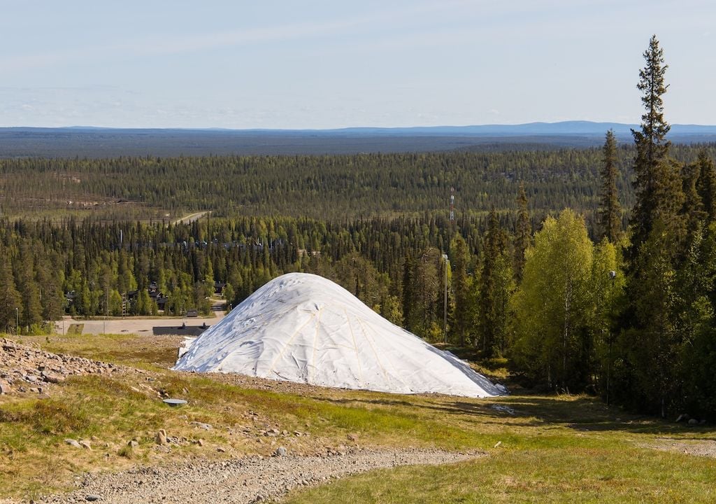 Una "snow farm", fattoria della neve: immagazzinare la neve e conservarla sotto appositi teloni può essere una tecnica alternativa alla neve artificiale per sopperire a inverni di siccità nevosa. Anche questa tecnica però presenta dei limiti sia economici che pratici, nonchè resta condizionata da aspetti meteo.