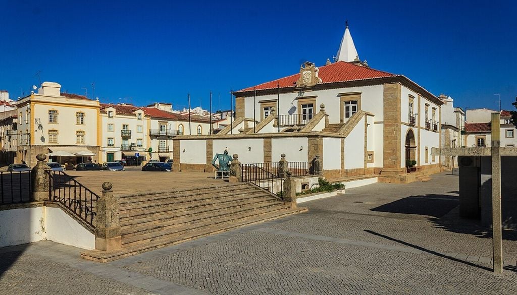 Castelo de Vide (Paço do Concelho) Conhecer uma vila alentejana já não é apenas uma questão de passear. É preciso saber onde parar, beber água e recuperar do calor. Foto de Castelo de Vide: Pedro Paulo Palazzo, CC BY-SA 2.0, Wikimedia Commons