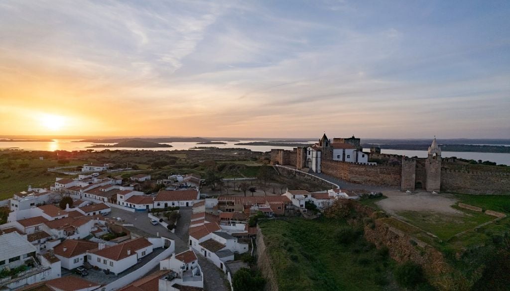 Mourão, Alentejo Em destinos sujeitos a calor extremo, saber onde encontrar conforto pode ser tão importante como identificar monumentos, restaurantes ou percursos pedestres. Foto: Município de Mourão