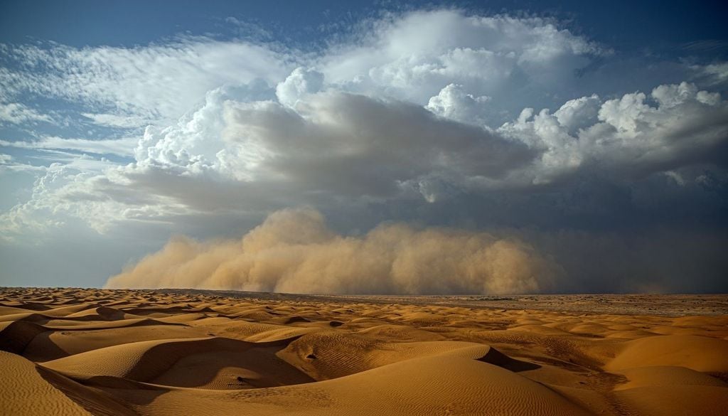 Temporali nel Sahara. I temporali nel Sahara sono più probabili durante i mesi estivi, da giugno a settembre, in corrispondenza della stagione delle piogge nella fascia del Sahel, la regione semi-arida a sud del Sahara, dove l’influenza del Monsone di Guinea spinge aria umida dall’omonimo Golfo.