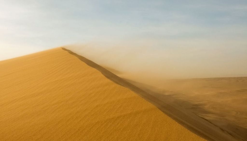Tempesta di polvere. Spesso le forti correnti discendenti di questi temporali riescono a sollevare per aria una notevole quantità di pulviscolo desertico.