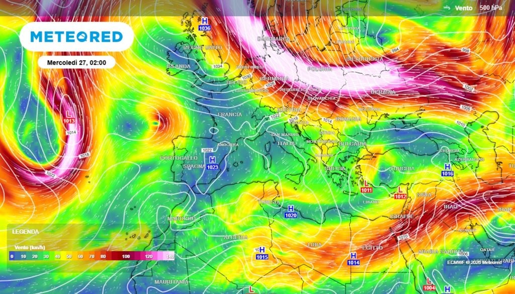 Questa mappa a 500 hPa, a circa 5.500 m di quota, ci mostra l'avvicinamento delle correnti settentrionali discendenti dal bordo orientale dell'anticiclone che potrebbero minacciare, con aria fresca soprattutto in quota, la stabilità sulla nostra penisola a partire da nord, con condizioni favorevoli all'instabilità e quindi al ritorno di fenomeni temporaleschi.