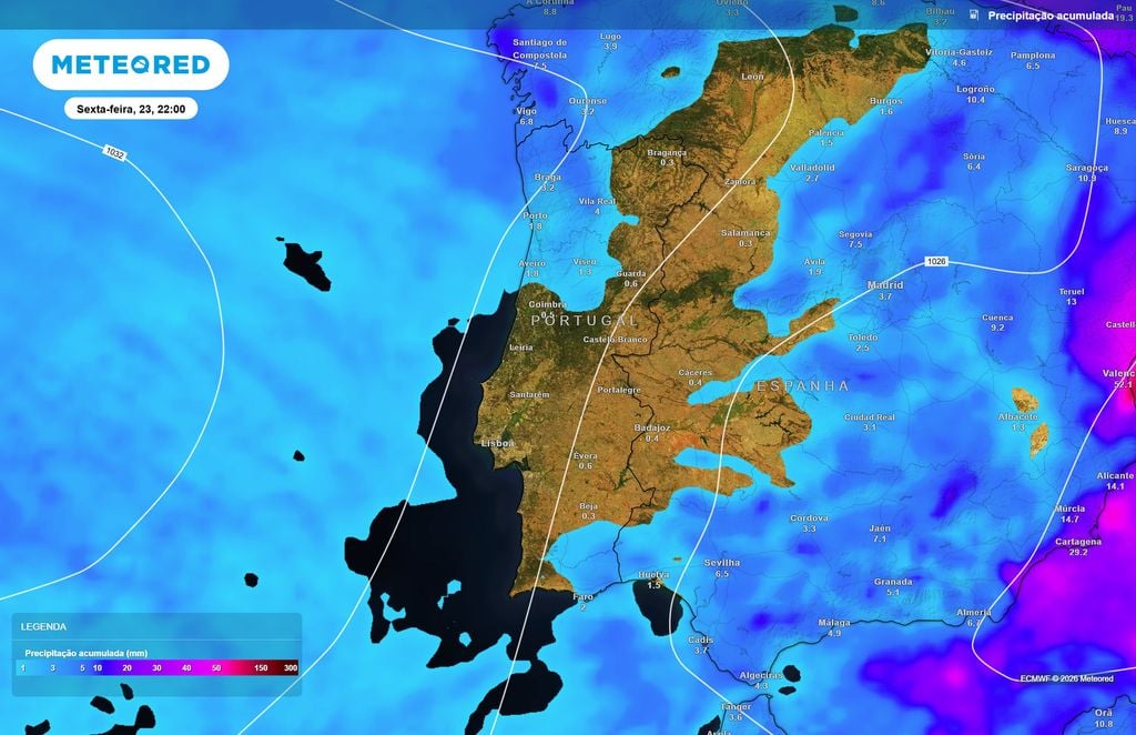 O mapa do ECMWF mostra acumulados superiores no Norte e quantidades geralmente reduzidas no Centro e Sul, até ao horário apresentado.