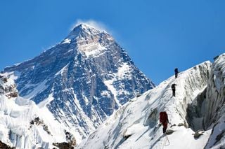 Quanto tempo se demora a escalar o Everest? Estes são os perigos de tentar fazê-lo numa semana