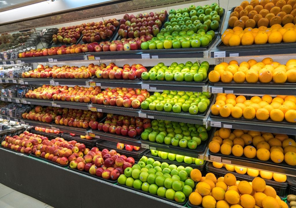 Fruta em prateleiras de supermercado
