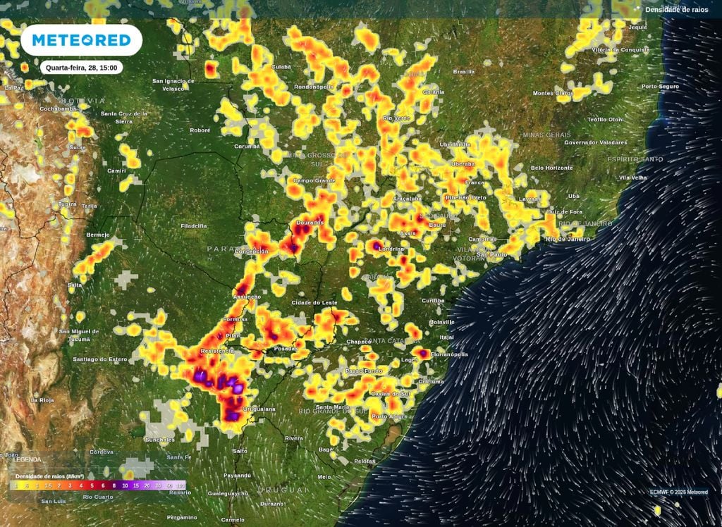 Mapa de densidade de raios, mostra áreas mais propícias a tempestades nesta tarde de quarta-feira (28).