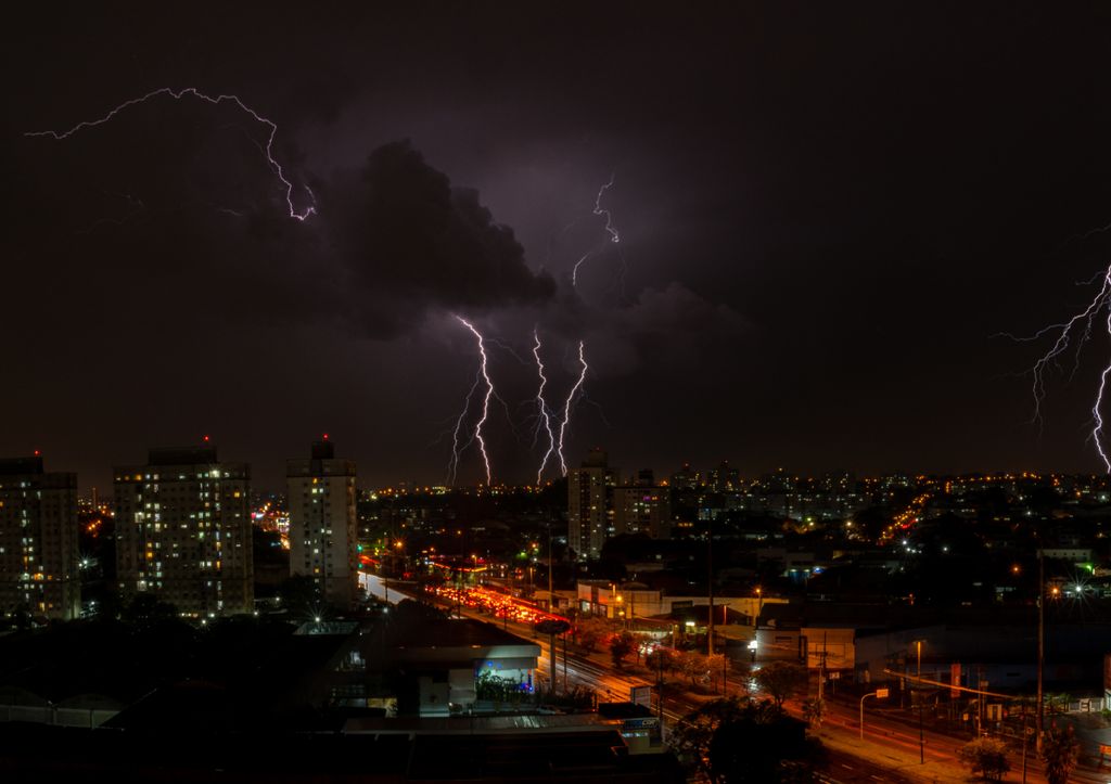 Descargas elétricas são capturadas sobre Porto Alegre. Fonte: Adobe Stock.