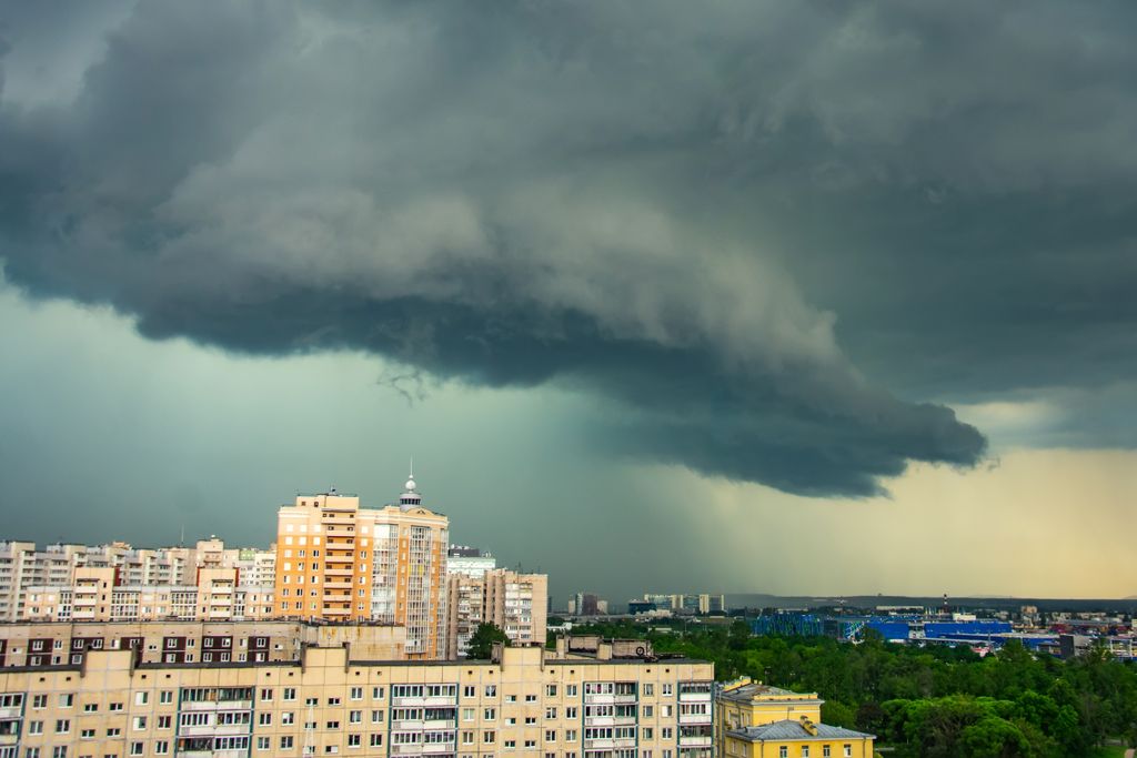 Nuvem de tempestade avança sobre cidade.