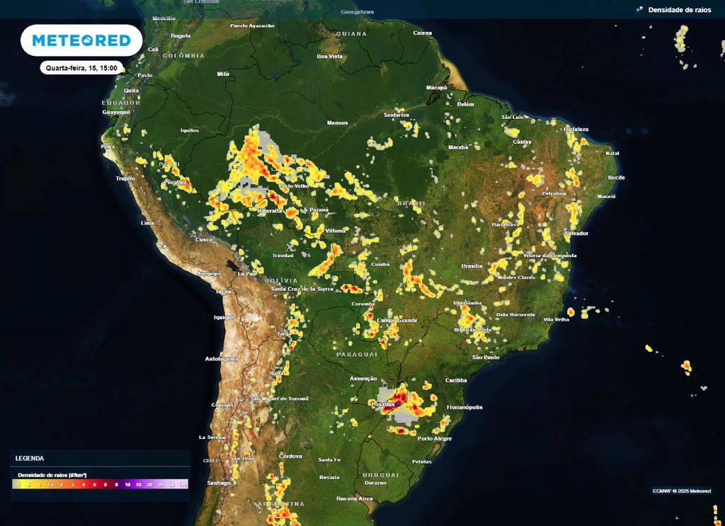 Mapa de densidade de raios para a tarde de quarta-feira (15)destaca as regiões com maior potencial de tempestades.