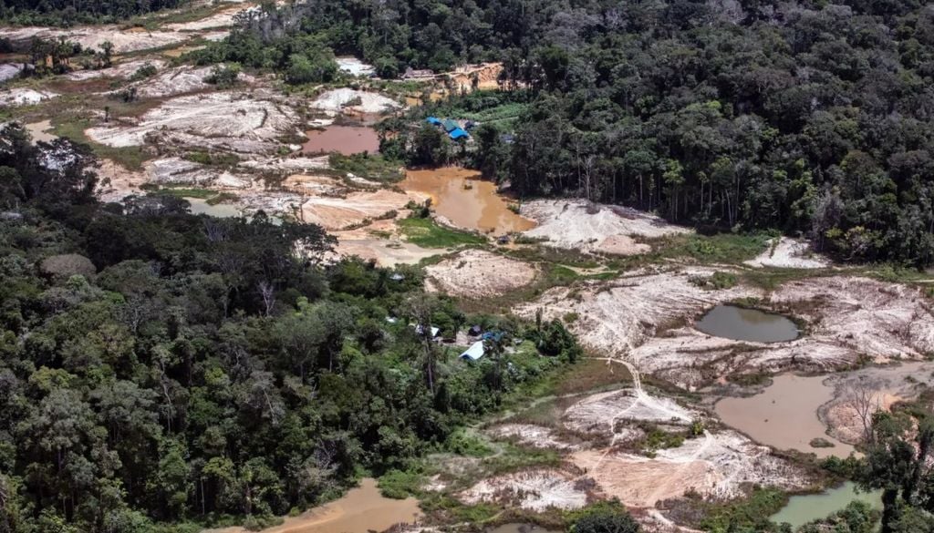 O garimpo ilegal de ouro deixou um rastro de destruição na Terra Indígena Munduruku e contaminou os corpos hídricos do Alto Rio Tapajós, no Pará. Foto: Christian Braga/Greenpeace O garimpo ilegal de ouro deixou um rastro de destruição na Terra Indígena Munduruku e contaminou os corpos hídricos do Alto Rio Tapajós, no Pará. Crédito: Christian Braga/Greenpeace
