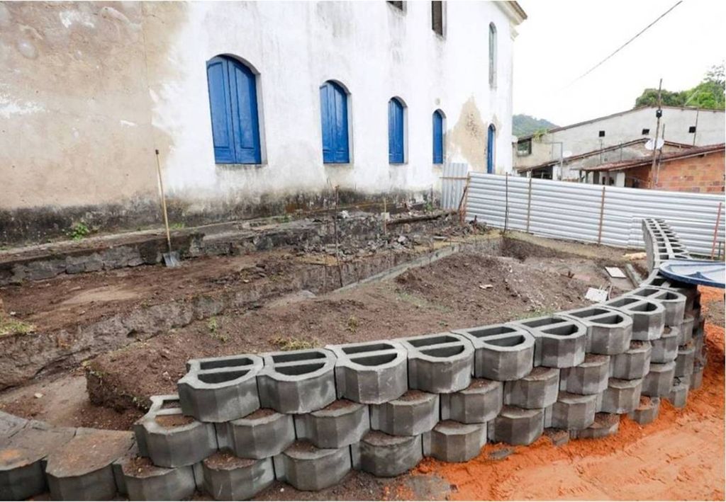 Site de fouilles à côté de l'église, où les ossements et autres fragments ont été trouvés. Crédit : Feijão Almeida/Gouvernement de Bahia. Site de fouilles à côté de l'église, où les ossements et autres fragments ont été trouvés. Crédit : Feijão Almeida/Gouvernement de Bahia.