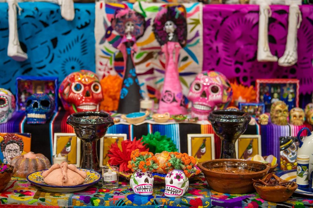 Se recibe a los muertos con elementos naturales, frugales e intangibles.