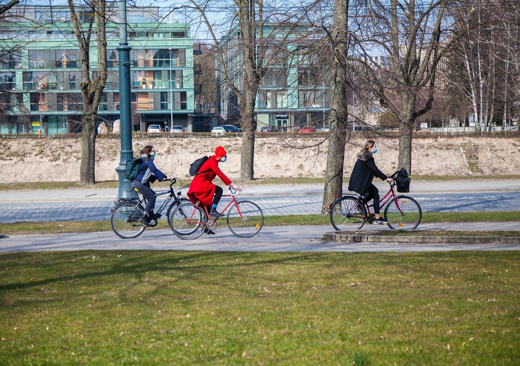Mujeres moviéndose en bicicleta por la ciudad