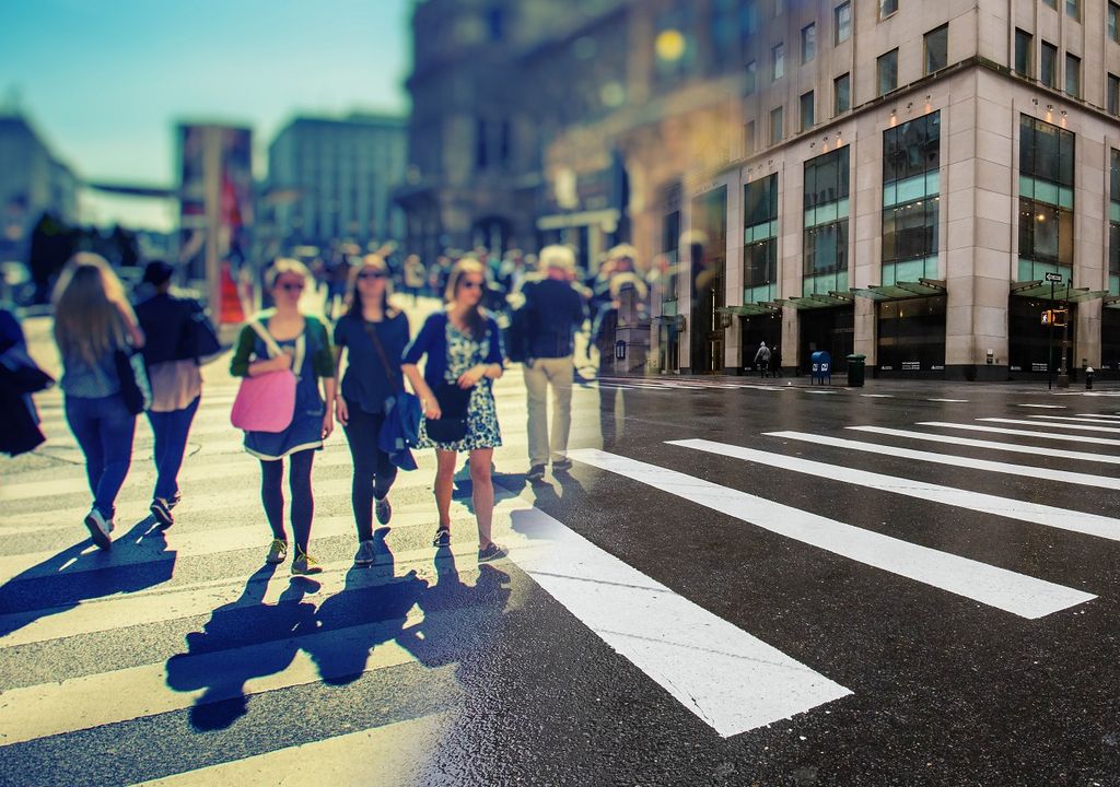 personas en la calle antes de la pandemia