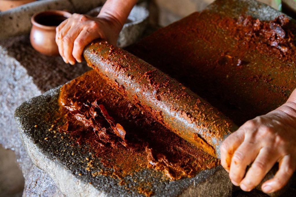 El metate es una piedra donde se muelen con el metlapil el maíz, granos y especias El metate es una piedra donde se muelen con el metlapil el maíz, granos y especias