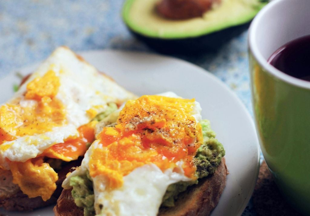 Dicen que el combo perfecto no existe, mas este dúo palta + huevo lo descarta. Imagen: Denis CTjaXc