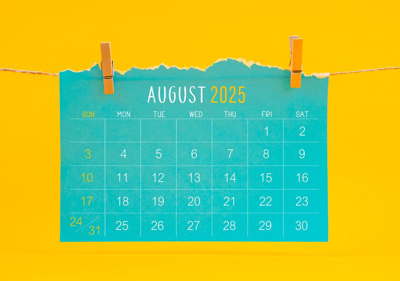 Además del festivo nacional del 15 de agosto, muchas localidades aprovechan este mes para celebrar sus fiestas patronales, que suelen coincidir con ferias, conciertos y actividades al aire libre.