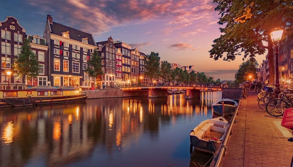atardecer en la Ciudad de Amsterdam Atardecer en la Ciudad de Ámsterdam, Países Bajos