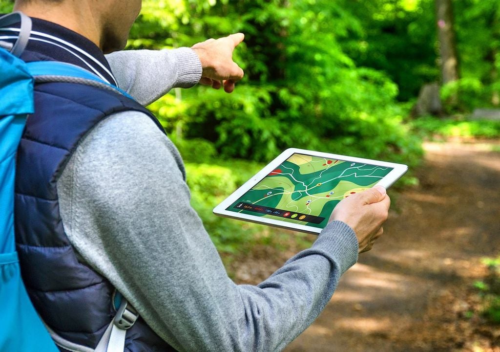 Persona practicando el Geocaching Persona practicando el Geocaching