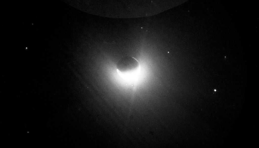 La geocorona vista desde la Luna en una imagen ultravioleta tomada en 1972 por astronautas del Apolo 16.