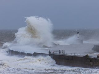 ¿Qué es la marea de tormenta que ocurre durante el impacto de un ciclón tropical?