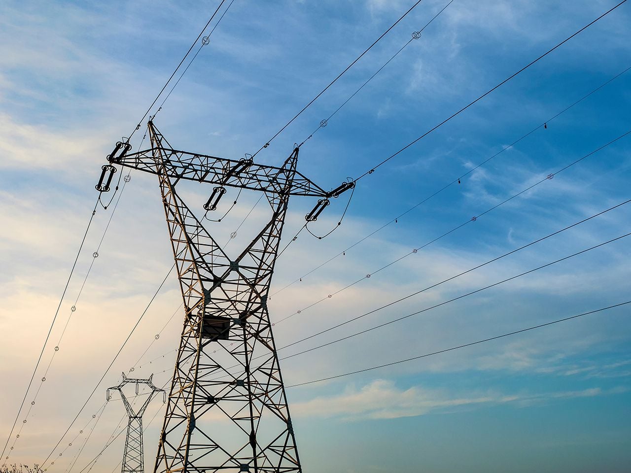 La causa del blackout di oggi potrebbe essere una combinazione di linee elettriche ad alta tensione e condizioni meteorologiche.