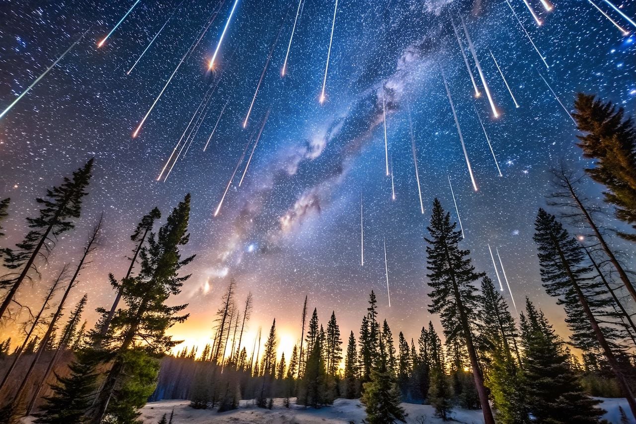Image artistique d'une pluie d'étoiles filantes avec la Voie lactée en arrière-plan.