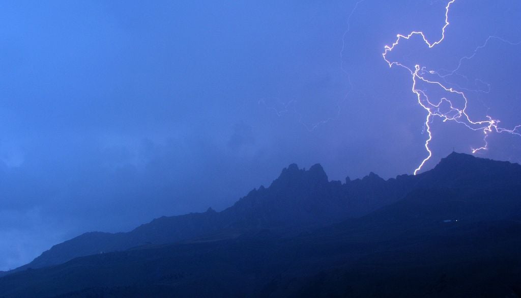 Si vous êtes surpris par un orage pendant une balade en pleine montagne, quittez rapidement le sommet ou la crête.