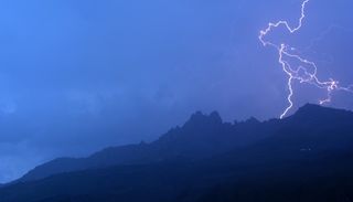 Que faire pendant un violent orage ? Les erreurs à éviter absolument !