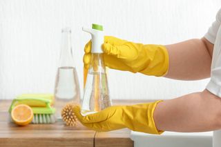 ¿Qué hace el vinagre en la limpieza de la casa? La ciencia explica el gran poder de este producto